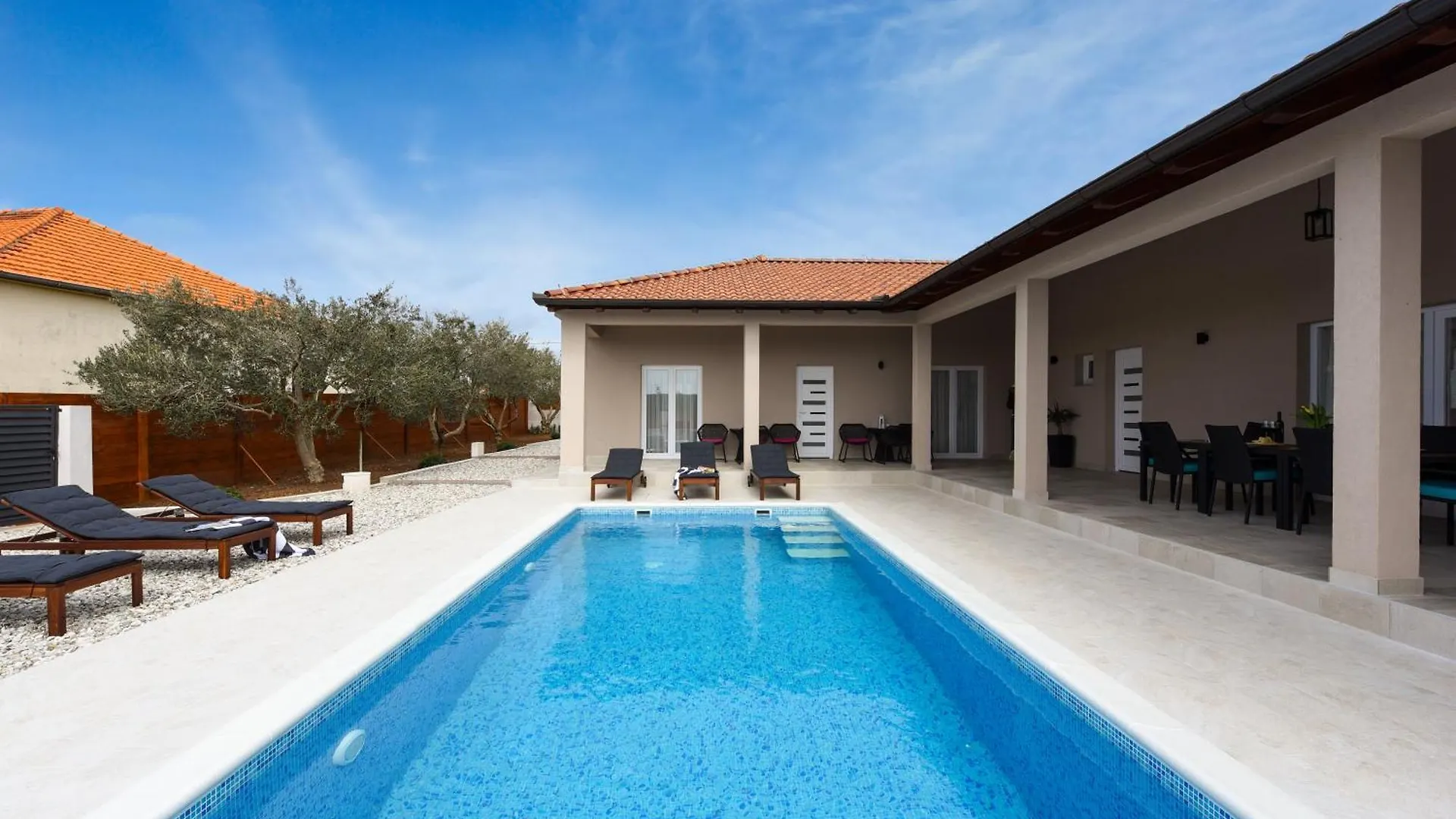 Charming Villa With Heated Pool Near Zadar